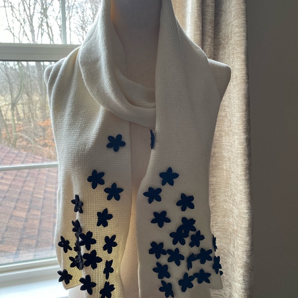 Banana Republic NWT Ivory Scarf with Daisy black velvet flowers on it. - Picture 2 of 5